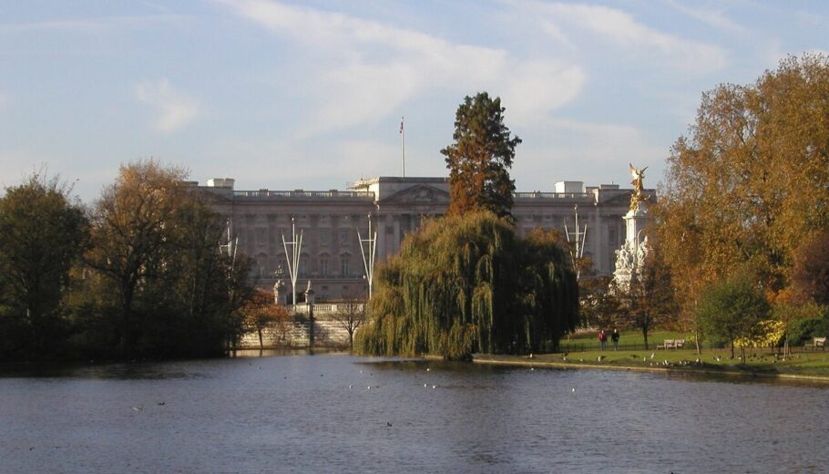 St James' park with Buckingham Palace in the background