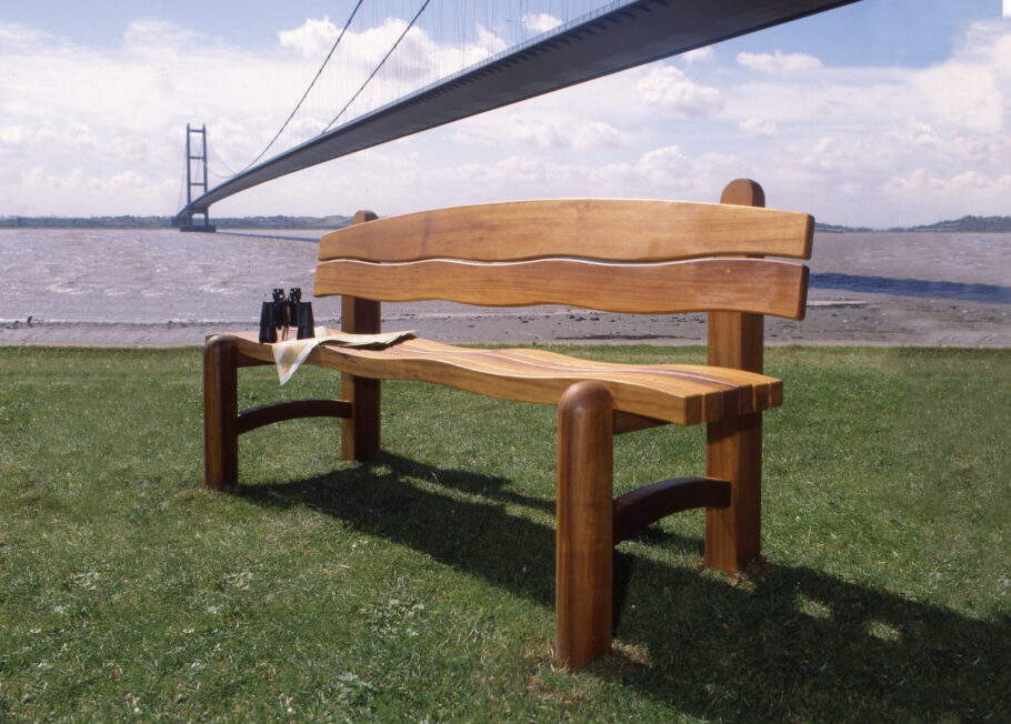 The Humber and the Waveform Memorial Bench. A Modern Tribute to Tranquility